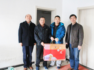半岛(中国)官方_半岛网页版到砀山县刘楼村看望驻村扶贫干部 开展精准扶贫工作