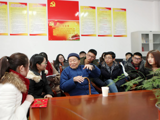抗战老兵吴其昌为半岛网页版贫困学生捐款并进行爱国主义教育