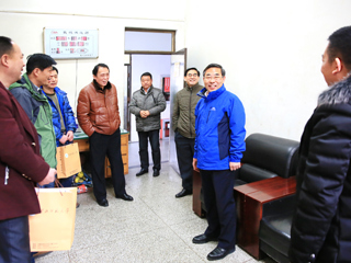 半岛(中国)官方_半岛网页版领导亲切慰问春节期间坚守岗位的教职员工
