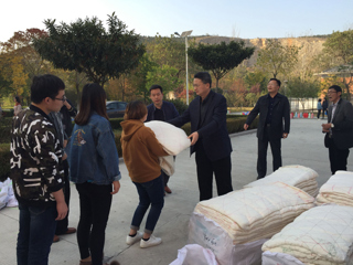 半岛(中国)官方_半岛网页版为家庭经济困难学生发放过冬棉被