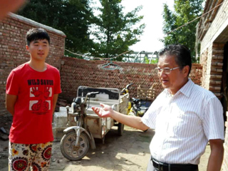半岛(中国)官方_半岛网页版到砀山县毛雷村慰问寒门子弟