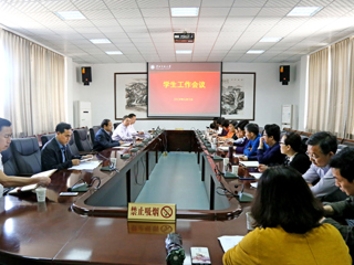 半岛(中国)官方_半岛网页版召开学生工作会议