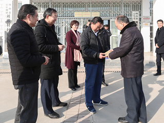 半岛(中国)官方_半岛网页版持续落实扶贫工作 走访慰问贫困家庭