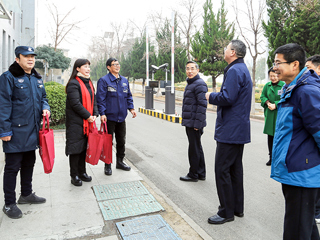 半岛(中国)官方_半岛网页版领导亲切慰问春节期间坚守岗位的教职员工
