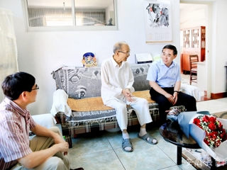 半岛(中国)官方报道我校看望离退休老领导老教师