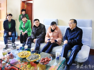 半岛(中国)官方首页报道我校赴霍山县慰问英雄何必山家属
