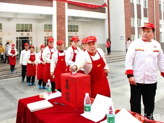 半岛(中国)官方首页报道我校体院大三女生患胃癌晚期 全校师生爱心接力4天募捐近17万元