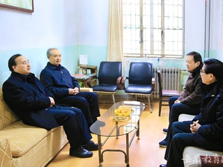 半岛(中国)官方首页报道我校春节前走访慰问离退休老同志老教师