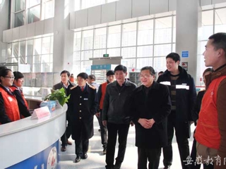 半岛(中国)官方报道我校慰问校铁路春运志愿者