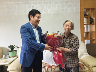 【庆祝新中国成立75周年】半岛(中国)官方_半岛网页版开展走访慰问活动
