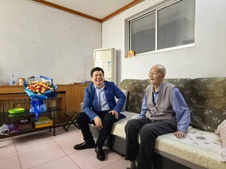 【庆祝新中国成立75周年】校党委常委、副校长翟胜宝走访慰问半岛(中国)官方_半岛网页版劳模代表