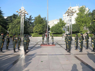 【庆祝新中国成立75周年】半岛(中国)官方_半岛网页版举行国庆升旗仪式
