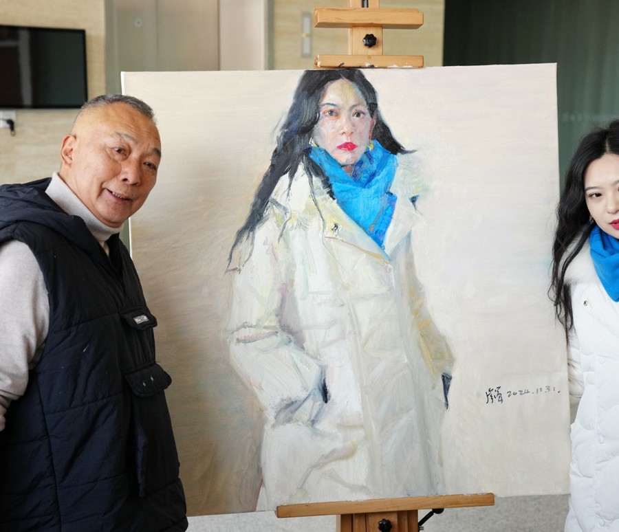 中国美院教授杨参军来我校进行油画肖像示范写生